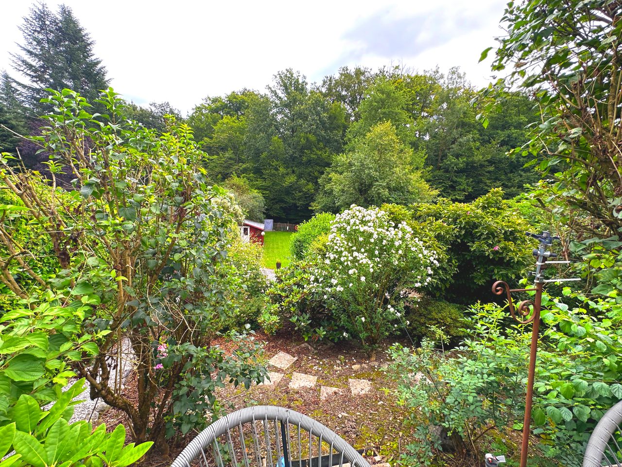 Idyllischer Blick der Terrasse zum Garten